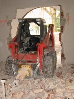 Bagger im Haupteingang