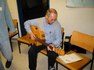 Pfr. Parpart mit Gitarre